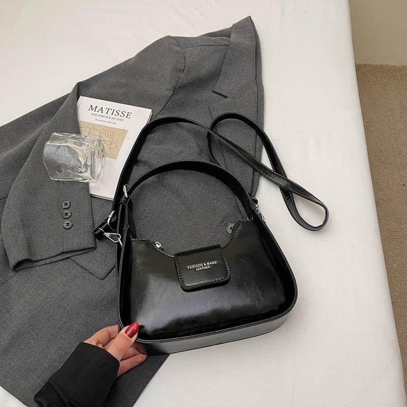 French niche single shoulder underarm bag women's 2025 summer new fashionable high-value commuter baguette bag messenger bag