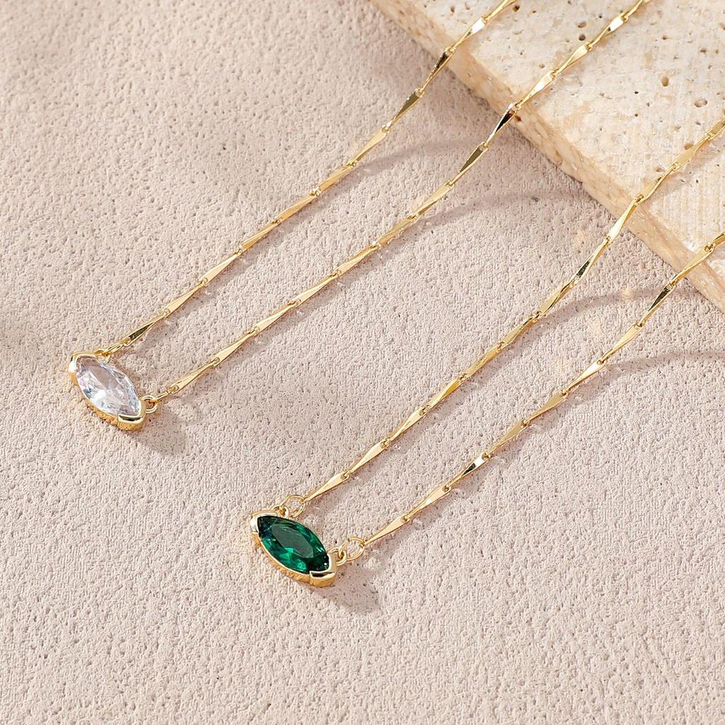 Elegant Women's Single Diamond Niche Pendant Necklace - Fashionable Ins Style, Luxury Clavicle Chain Choker