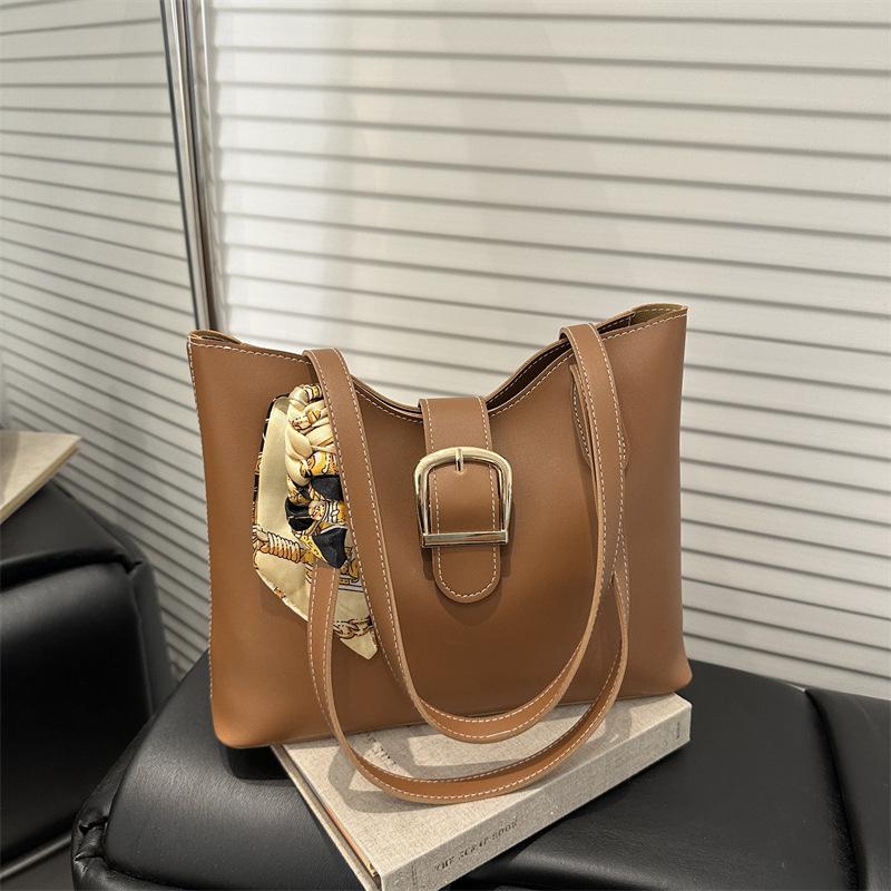 

Персонализированный французский тренд, шарф из шелка в иностранном стиле, сумка под мышкой 2025 новая модная простая наплечная сумка-багет для женщин светло-коричневого