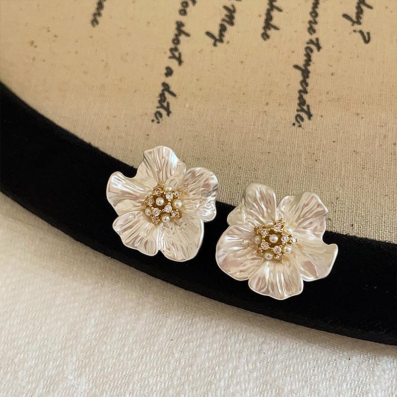 

Серьги-пусеты с текстурированным цветком из циркона и жемчуга - Элегантный и универсальный женский модный аксессуар