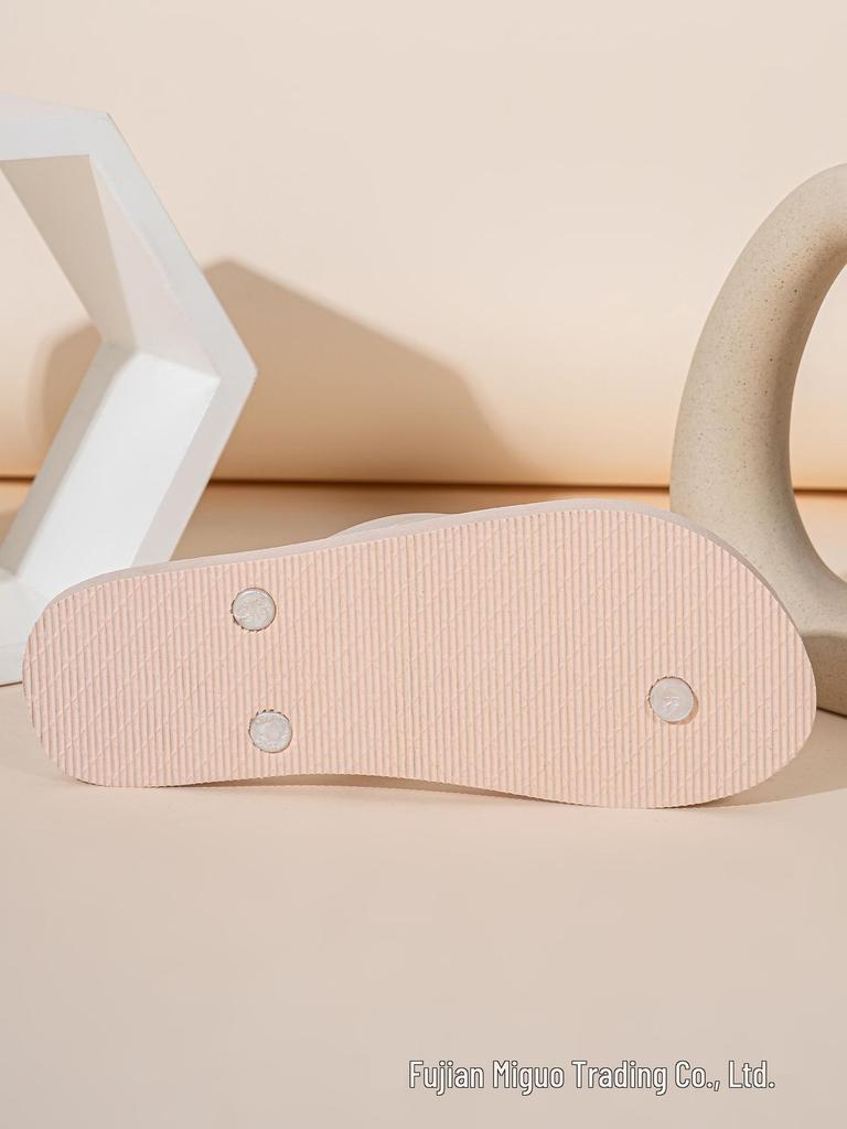 Fashionable and versatile, these women's flip-flops are perfect for the beach, popular among influencers, and feature a stylish, attractive design.