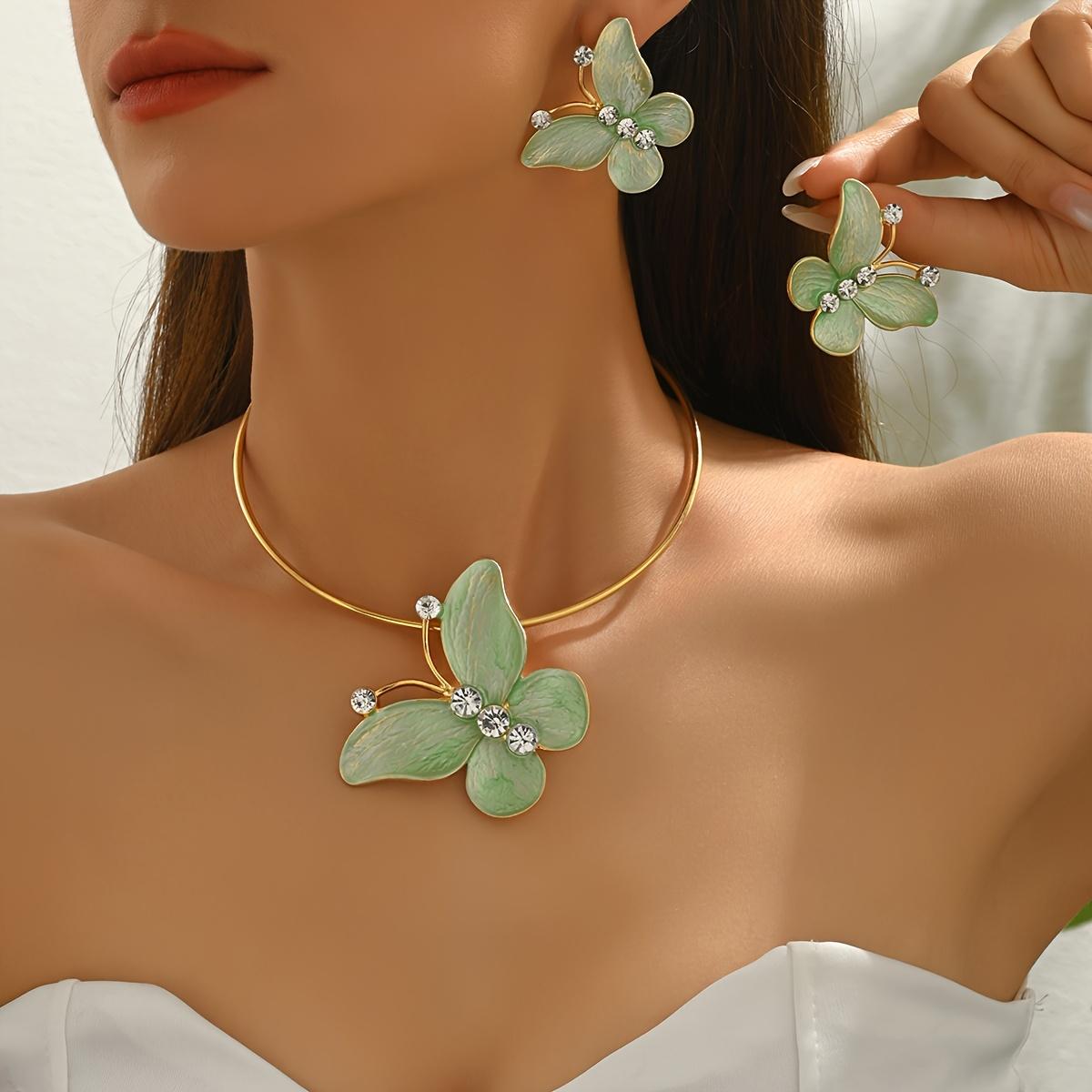 

Модные украшения для женщин зелёный