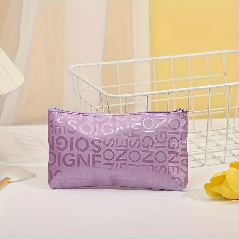 

1 шт. косметичка с тисненым буквенным дизайном, органайзер для макияжа, прочный дорожный несессер для женщин, хранение косметики на молнии светло-фиолетовый