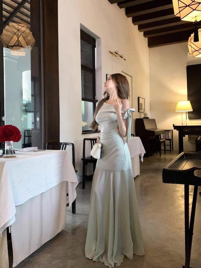 Women's 2025 Summer French One-Shoulder Dress: Gentle, Slimming A-Line with Waist-Cinched, Hip-Hugging Design