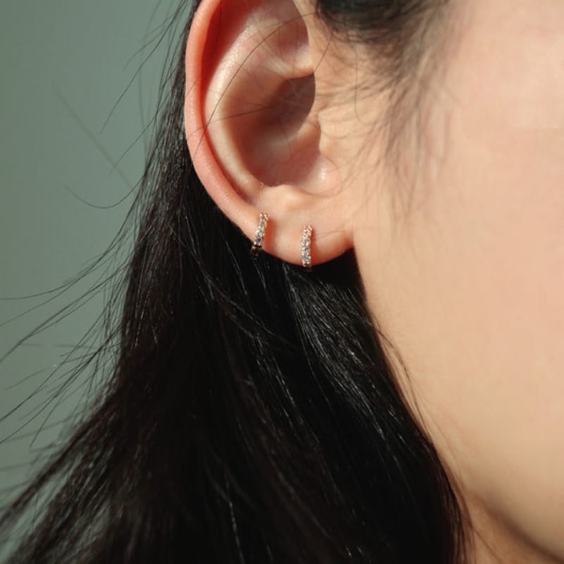 Less is more 14K gold one touch pave earring