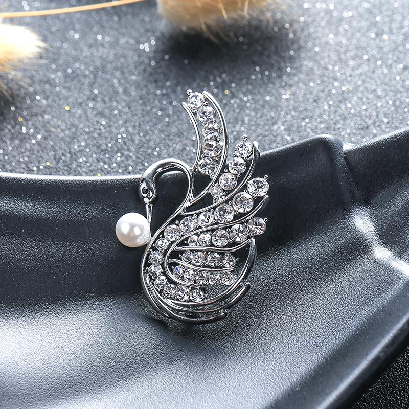 White Swan Brooch: Elegant Rhinestone Animal Pin for Women, High-Design Anti-Exposure Accessory