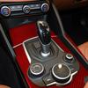 Autocollants d'accessoires intérieurs style fibre de carbone véritable Couvercle de panneau de cadre de pommeau de levier de vitesses de voiture Garniture Pour Alfa Romeo Giulia 2017 2018