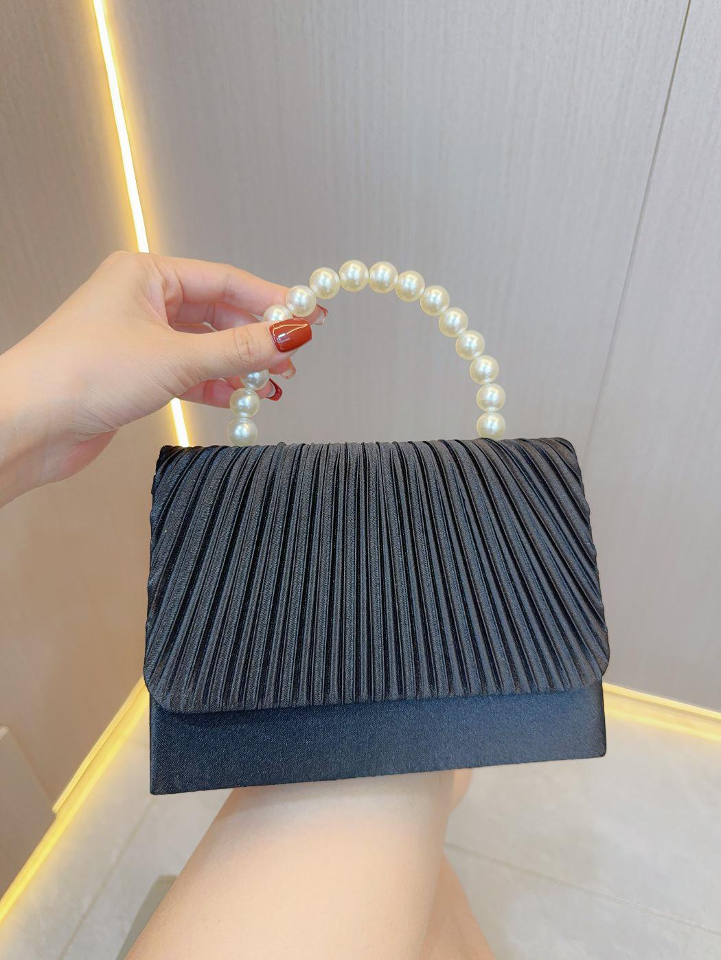 

Pleated Handbag for Weddings and Evening Parties чорний