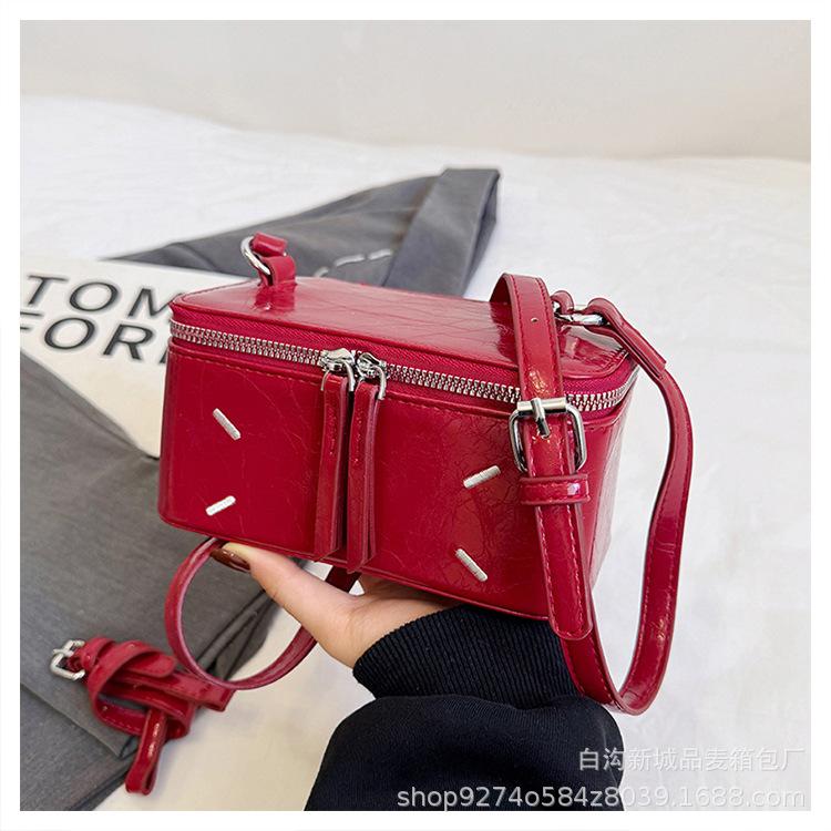 

2025 new product versatile box bag design sense portable shoulder bag women s cosmetic bag exquisite small bag camera bag червоний