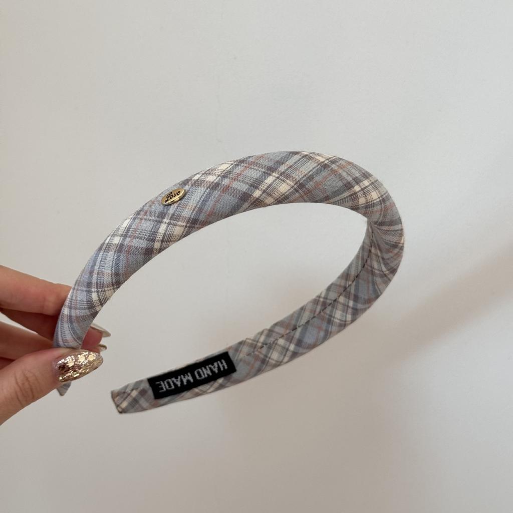 Grid-style Hairband with Wide Edge and High Crown, Made of Sponge Material, Featuring An Elegant Metal Buckle and Knitted Design.
