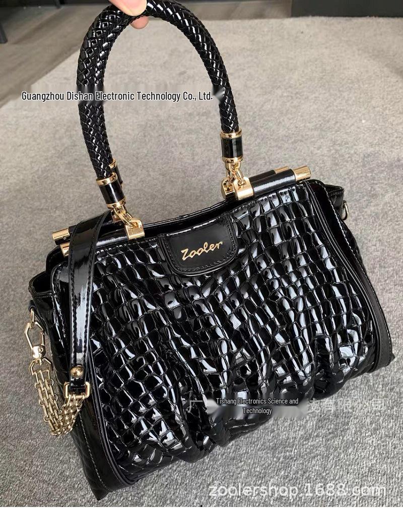Elegant Ladies' Large-Capacity Cowhide Leather Saddle Handbag 2026