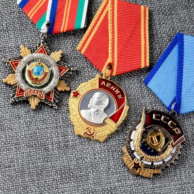 Sovietinės raudonos žvaigždės emblemos ženkleliai ir Patriotinio karo atlapų segtukai
