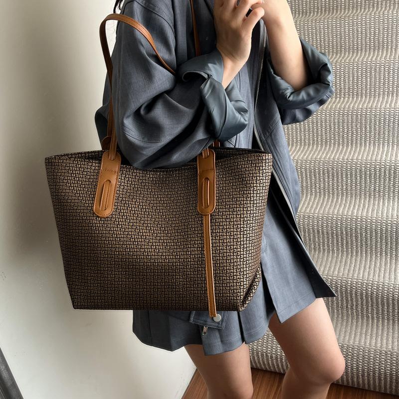 

Premium sense versatile commuter large-capacity bag women s new casual shoulder bag underarm tote big bag коричневый