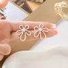 Pendientes Colgantes de Flor Hueca de Perla Completa para Mujer Color Oro Metal Lateral Cuentas de Perla de Imitación Elegantes Pendientes Colgantes Geométricos