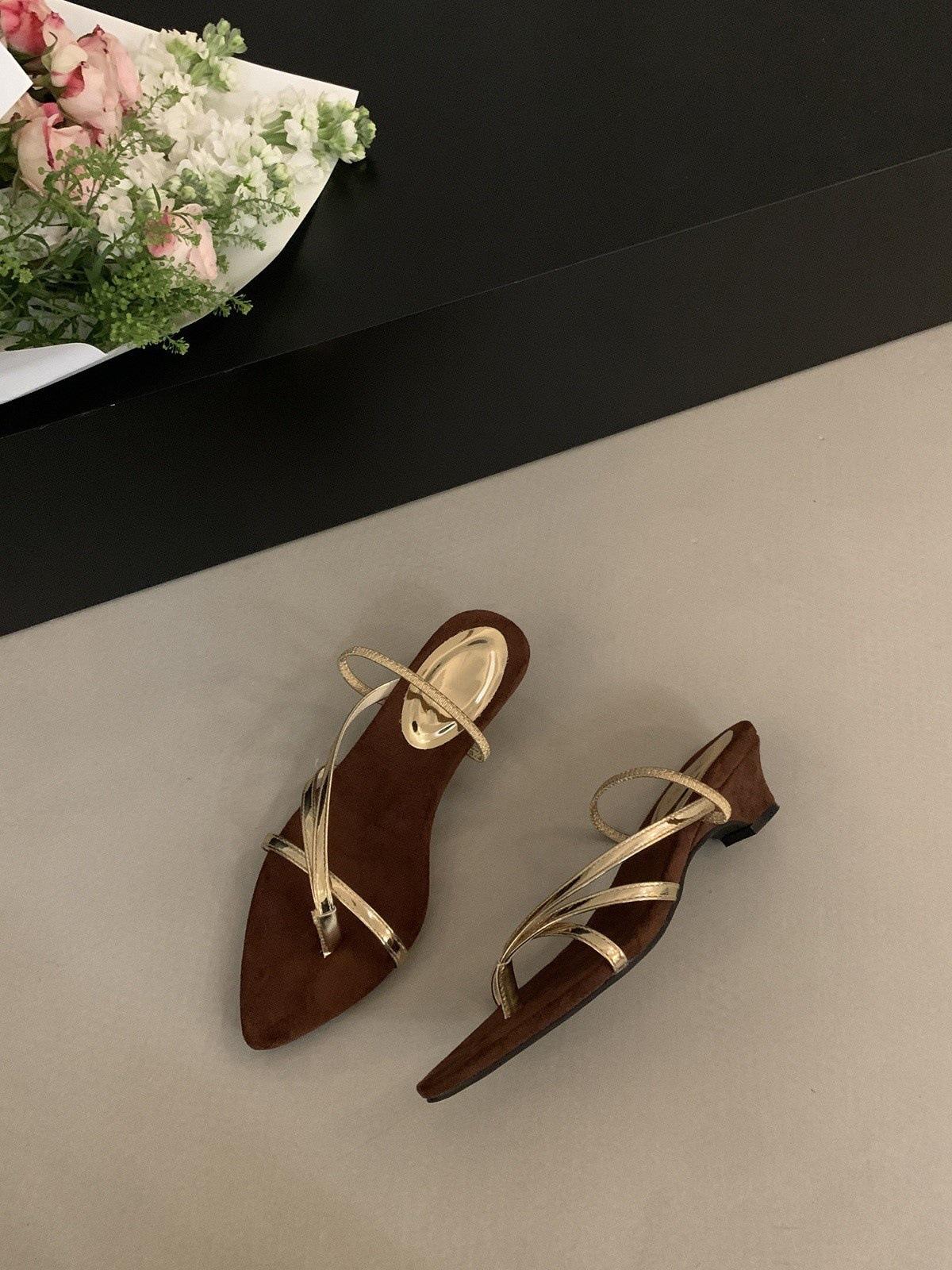 

French pointed thick heel strap sandals fairy shoes 2025 new summer with skirt toe silver Roman shoes 40 золотой