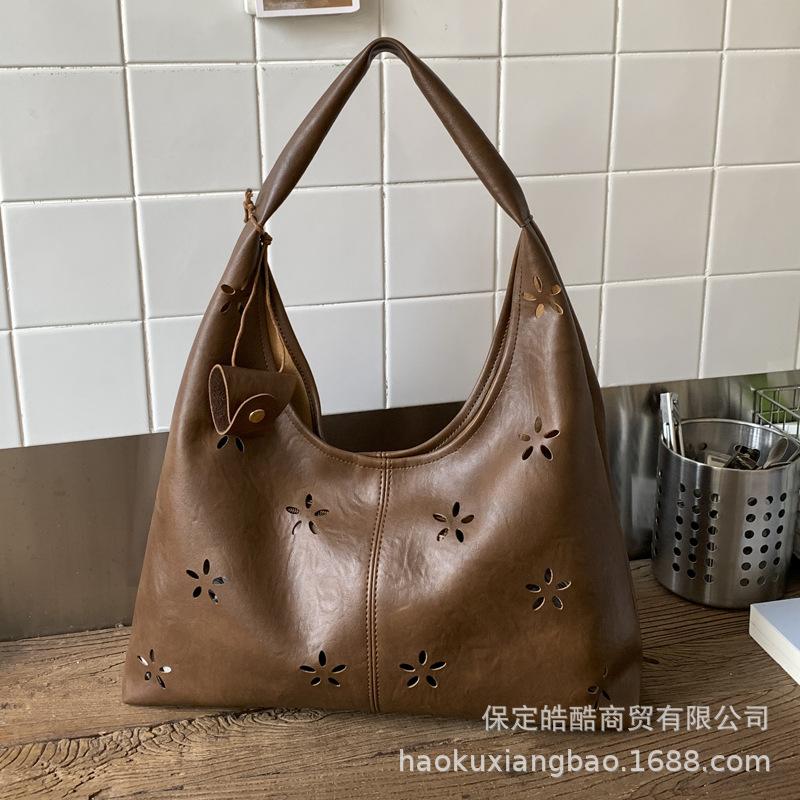 Hollow Underarm Bag Women's 2025 Autumn and Winter Korean Version Trendy Fashion Large-capacity Tote Bag Niche Retro Shoulder Bag