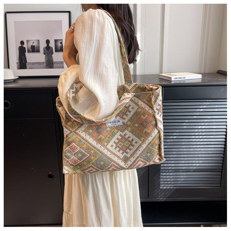 Large Capacity Ethnic Style Tote Bag for Women Fashionable Commuting Single Shoulder Tote Bag