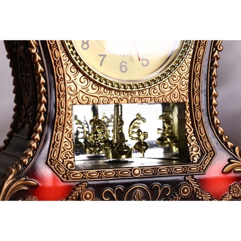 Musikalische stündlich klingende Tischuhr mit Schnitzereien Europäisches Muster und Pendel Kaminuhr für Heim-Bibliotheksdekorationen