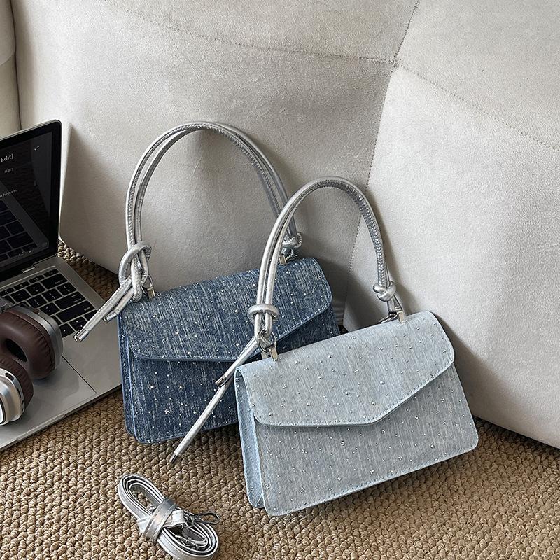 The Commuter Trend Is for Simple, Single-shoulder Crossbody Small Bag