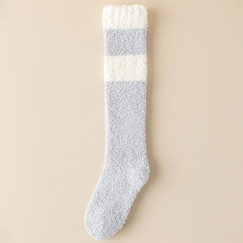 

Нелиняющие носки до икры из кораллового флиса для женщин, утолщенные плюшевые домашние носки для осени и зимы, полосатые теплые носки с цветовыми блоками 1 pair серый