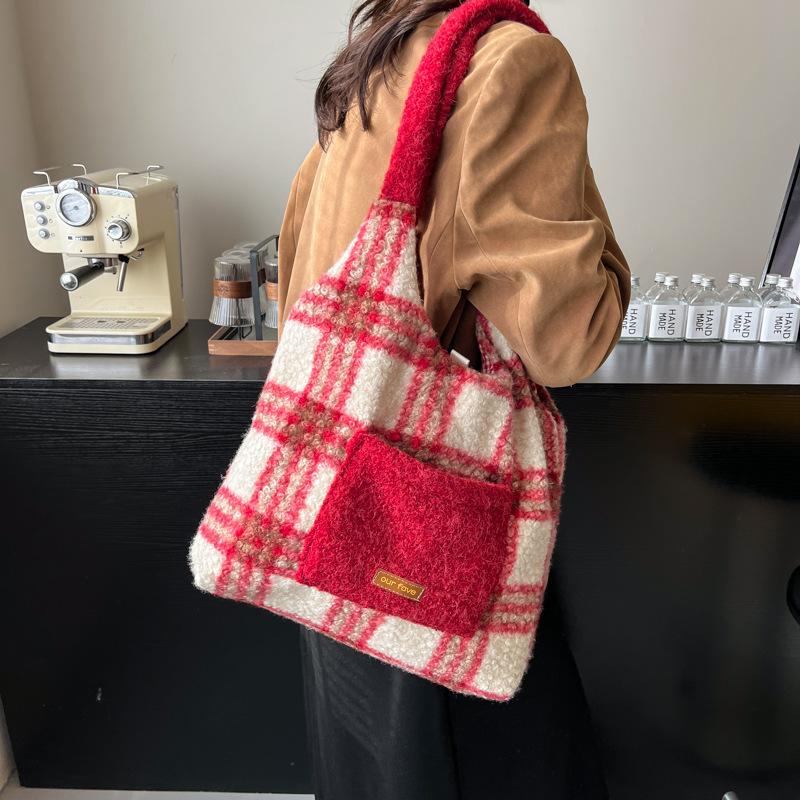 

Осенне-зимняя новая плюшевая сумка с комбинированной отделкой, рождественская красная клетчатая сумка через плечо, полосатая сумка-тоут в стиле амбар, нишевая и универсальная 34*9*30 красный