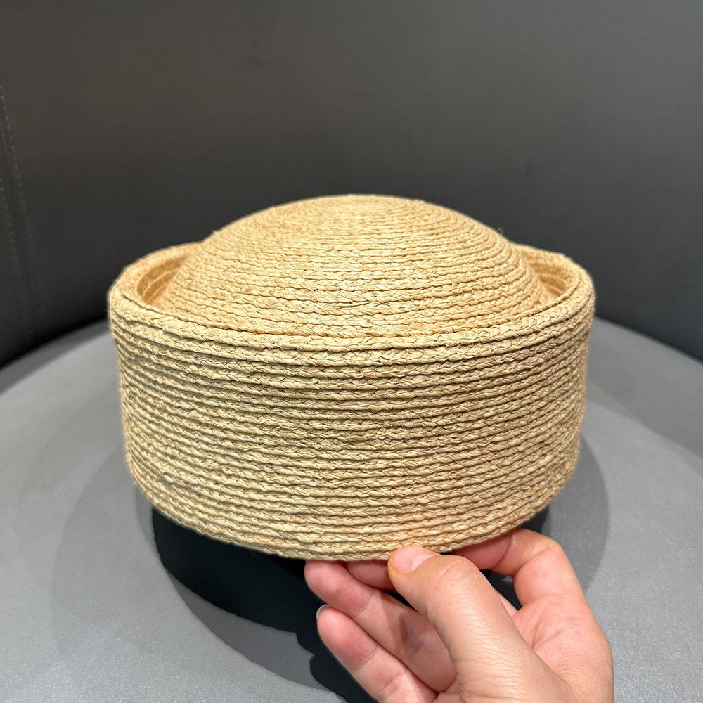 Klassische 100% Natürliche Raffia Baskenmützen Modische Pillbox-Hüte Runde Konkave Oberseite Baskenmützen Französische Sommer-Sonnenhüte Hochzeit Luxus Fedora