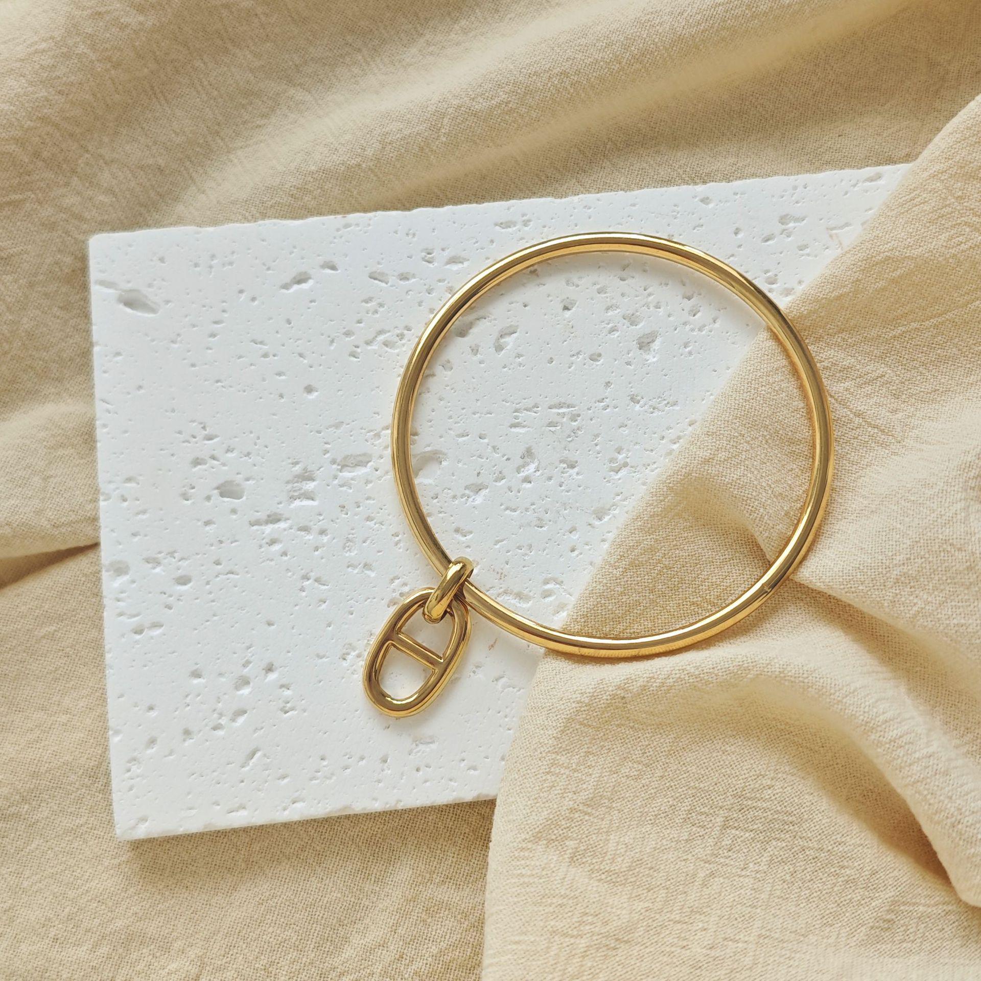 Elegant European Gold Pig Nose Buckle Pendant Hoop Bracelet - Women s Niche Design, Temperament, Light Luxury, Simple Style
