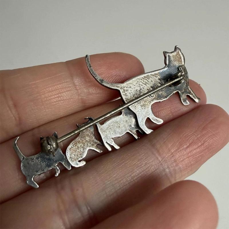 Adorable Cats Family Brooch Elegant Alloy Animal Pin For Casual Outfits And Formal Wear Gift For Cats Lovers