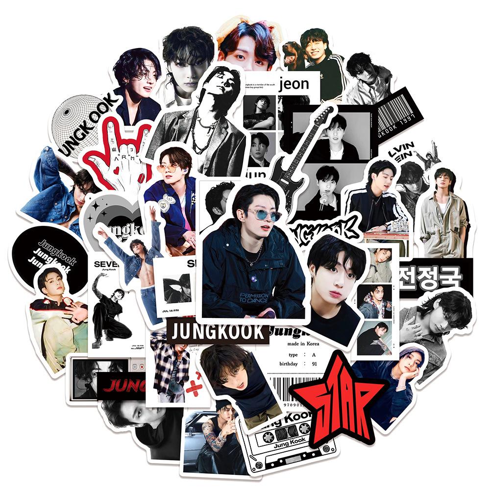 BTS Set di Adesivi Jungkook - 50pz Kpop Bangtan Boys Adesivi Fotografici per Laptop Borraccia Custodia Telefono Bagaglio Scrapbooking Regalo per Fan ARMY