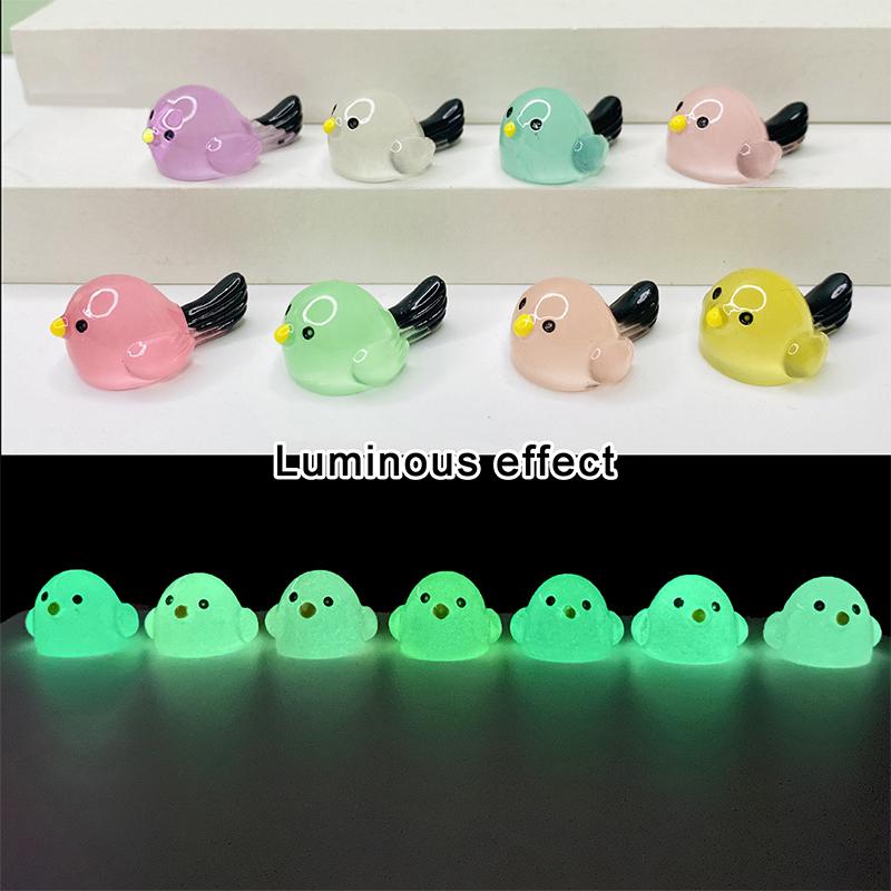 50 ks Pryskyřičných ptáčků svítících ve tmě | Mini luminiscenční zvířátka pro zahradní dekoraci, řemesla do domečku pro panenky, DIY doplňky pro pohádkovou krajinu