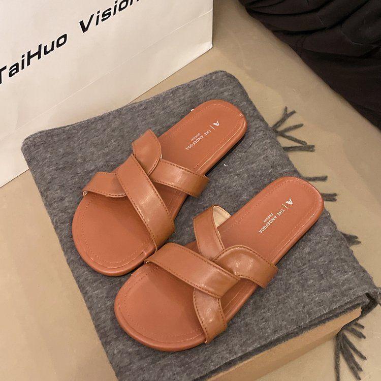 Cross-strapped slippers women's summer wear 2025 new French retro style casual flat-bottomed beach non-slip sandals
