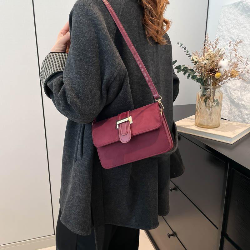 Mode och populär mångsidig liten fyrkantig väska Ny messengerväska med mockastruktur Enkel avslappnad damaxelväska