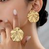 Driestuks Dames Mode Set: Overdreven Metalen Blad Ruche Stud Oorbellen en Ring