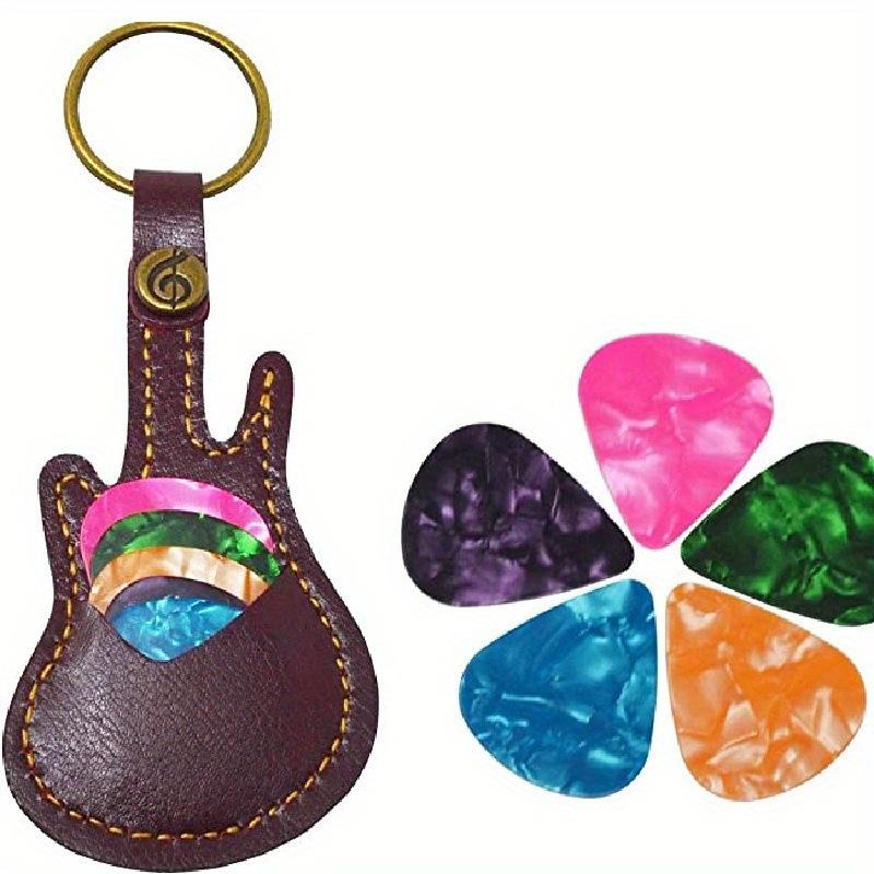 Leder Plektrumtasche Gitarrenplektrumhalter Etui Gitarrenform mit Schlüsselring 5 Stück Zelluloidplektren Saiteninstrument Zubehör