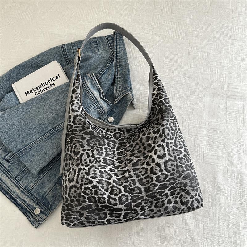 This year, leopard print large-capacity commuter tote bag big bag 2025 new trendy fashion versatile shoulder bag women's bag