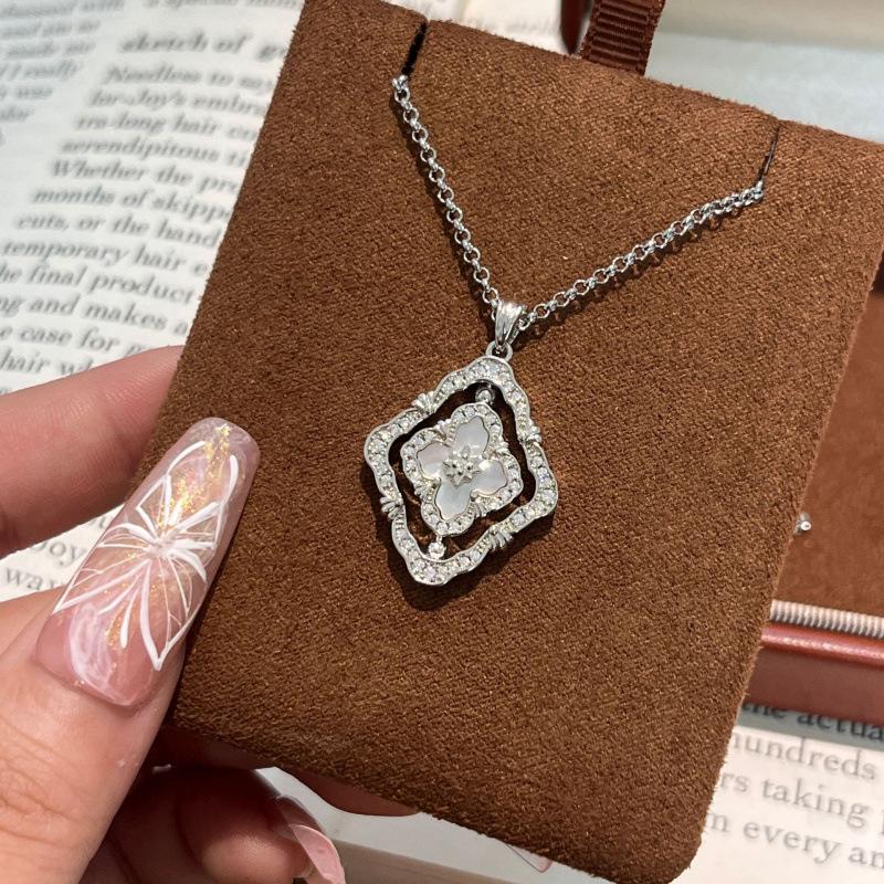 French Antique High-End Sense Versatile Rotating Double-Sided Four-Leaf Clover White Shell Necklace Light Luxury Design Court Style Collarbone Chain