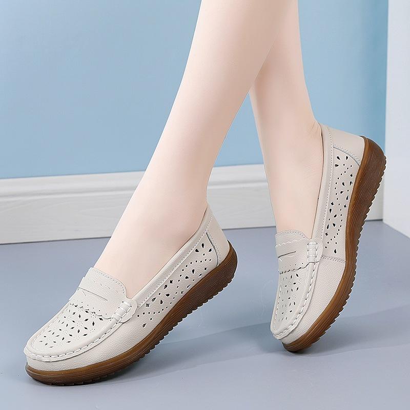 Leather mother shoes spring and autumn middle-aged women's leather shoes non-slip soft sole comfortable middle-aged and elderly Doudou shoes flat sing