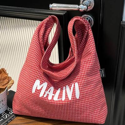 Eine Hand-, Umhänge-Tasche mit großem Fassungsvermögen, einseitiger Schulterriemen, mit Buchstabenaufdruck für trendige und modische Frauen