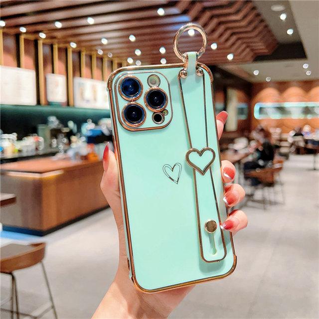 Funda para teléfono con correa de muñeca chapada para iPhone 14 13 12 11 Pro Max Xs Max Xr 13pro 14 Plus 11 a prueba de golpes suave parachoques amor corazón cubierta