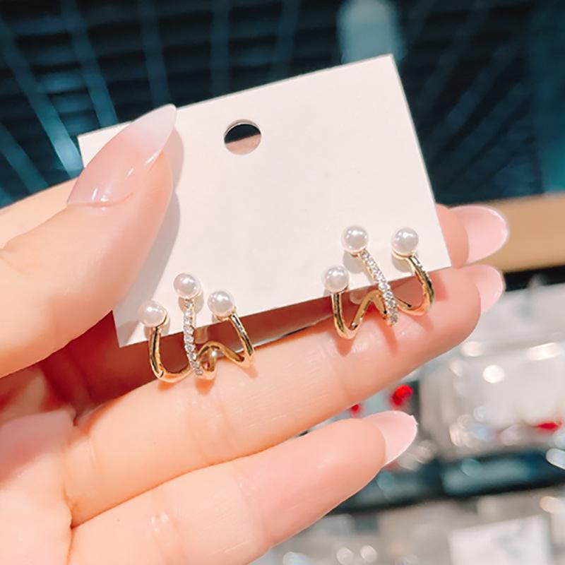 Light Luxury Niche Design Curved Hook Pearl Earrings 2023 French Temperament Stud Earrings Xiaohongshu Same Style