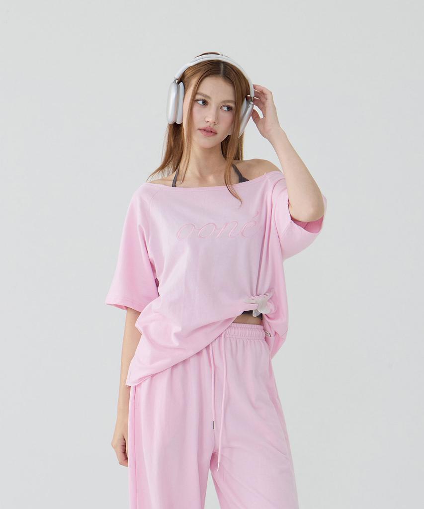 Une Light Cotton Logo Off-Shoulder T-Shirt_Baby Pink