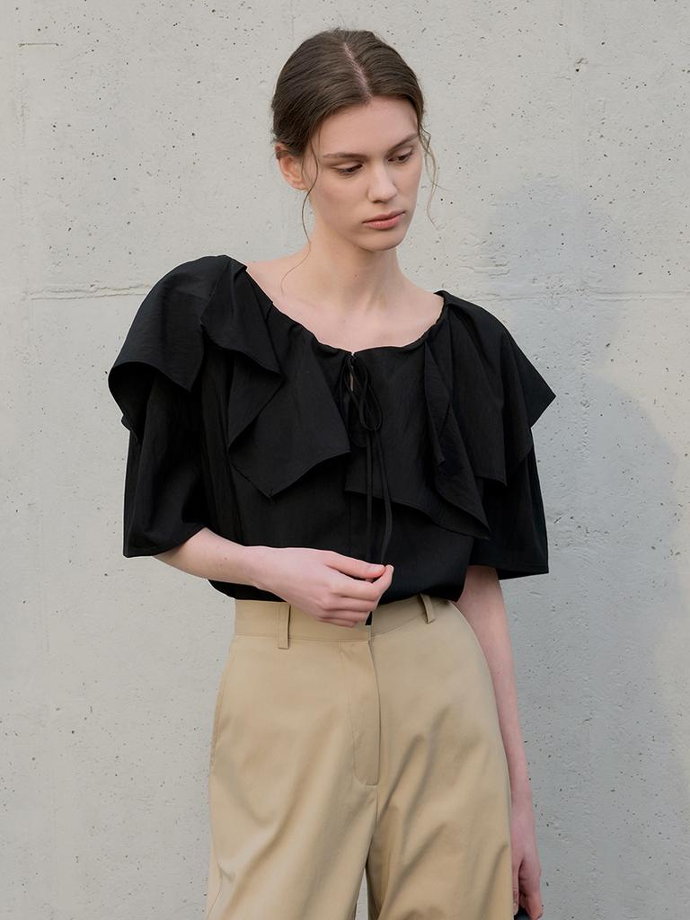 MOMET Luev Frill Short Sleeve Blouse Black