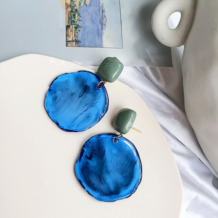 

Модные нерегулярные круглые геометрические серьги с высоким чувством стиля, белые серьги в стиле ретро Гонконг, темпераментные серьги-пусеты для женщин