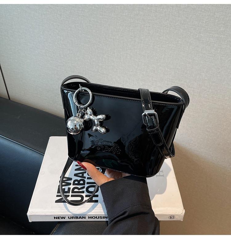 

New lychee pattern portable small square bag women s versatile trend fashion shoulder messenger bag чорний