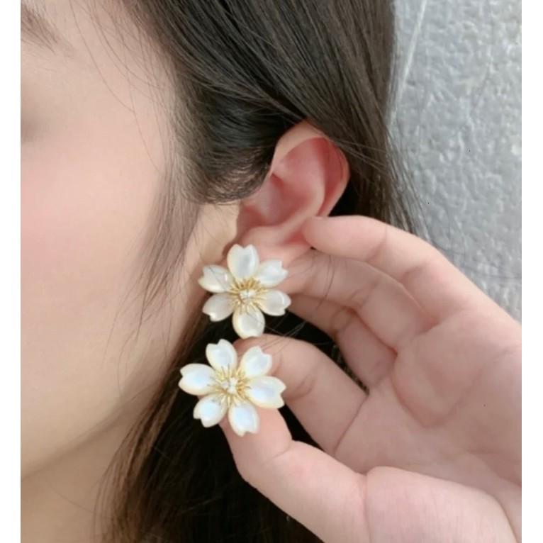 Flower Earrings Lucky Grass Asian Gold Material Original Logo Electroplating 18K Non-allergenic Material for Daily Wear and Birthday Parties