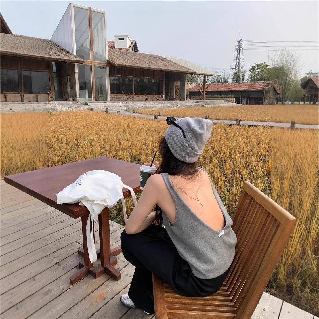 

Серый трикотажный топ-майка без рукавов с открытой спиной - Женский летний топ облегающего кроя One Size [Premium Version] серый