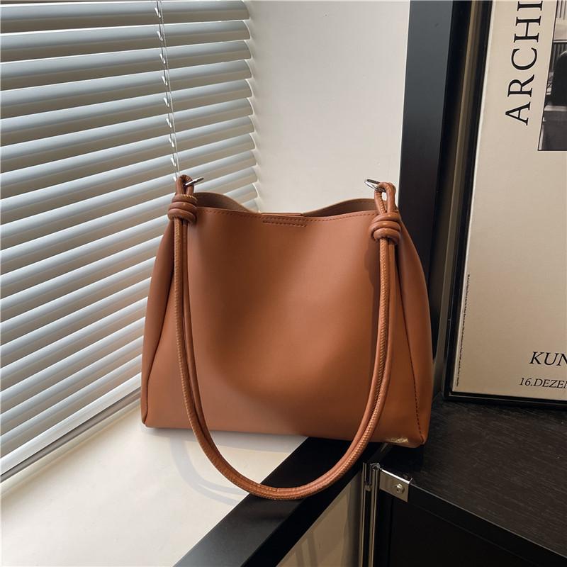 

Сумки Женские Большой Вместимости 2025 Новая Осень и Зима Ретро Мода Сумка на Плечо Текстурированная Универсальная Сумка-Ведро коричневый
