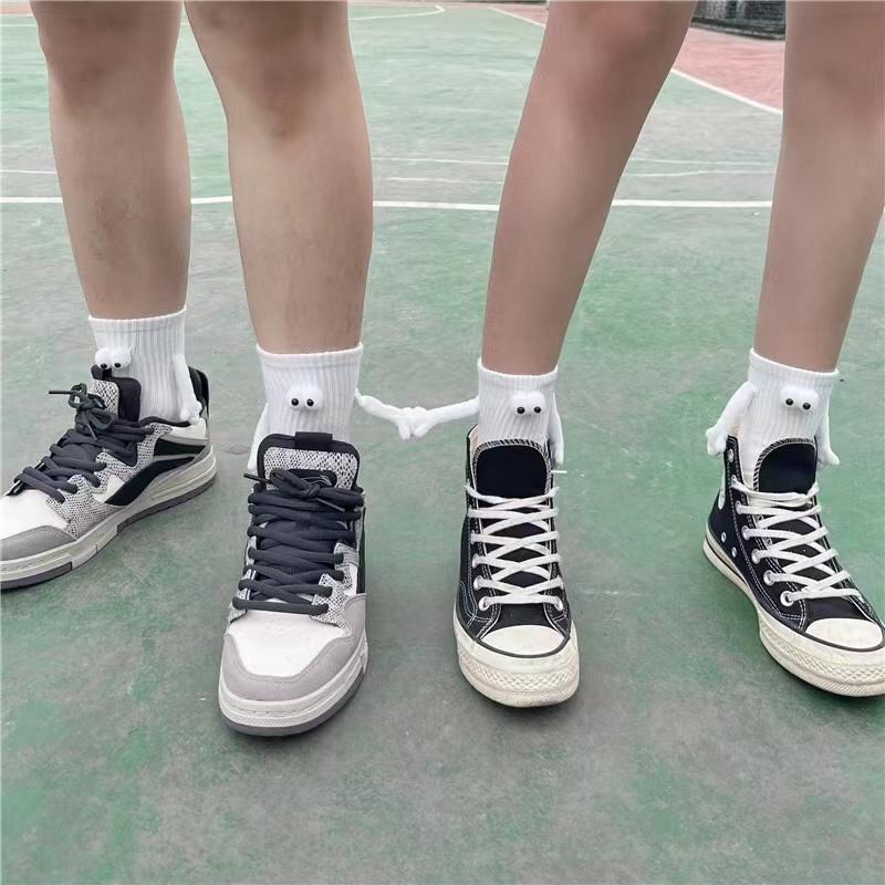 1 Pairs Creative Couple Socks Magnetic Socks with Eyes and Hands Mid Tube Sweat-absorbing Stockings Cartoon Lovers Friends Socks
