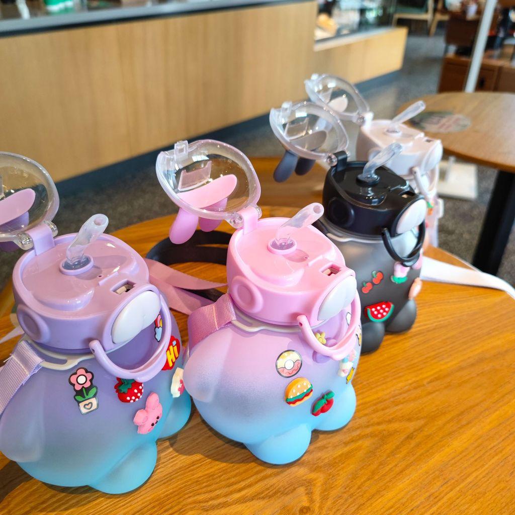 Süße Kaninchen-Blickfang-Plastiktasse mit Ein-Klick-Deckel für Kinder und den Außenbereich