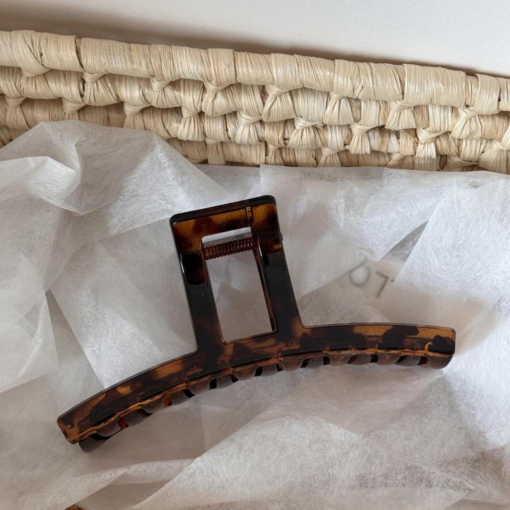 Retro Tortoiseshell Claw Clip: Elegant & Versatile Updo Hair Accessory for Women